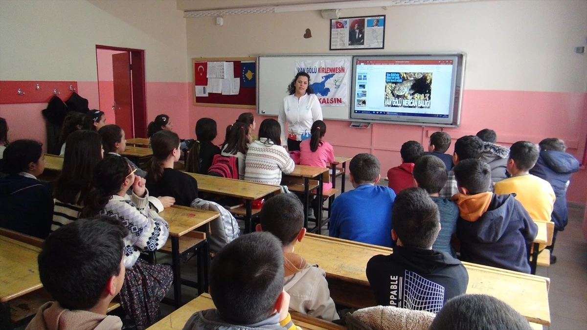 Vangölü Aktivistleri Derneği, Van ve Bitlis'teki okullarda eğitim seminerleri düzenliyor