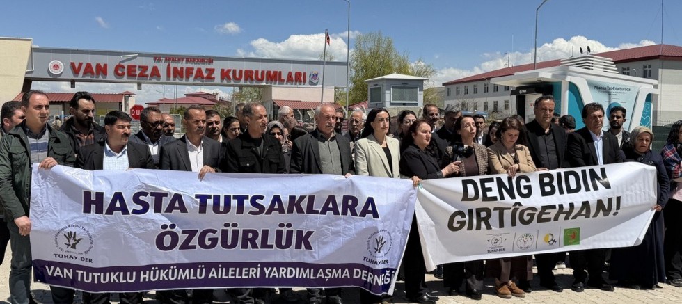 DEM Parti Eş Genel Başkanı Van Cezaevi önünden seslendi !