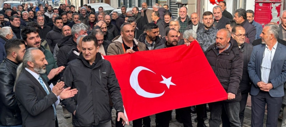 Küresünniler sokakta Türk Bayrağı açarak AKP İl Başkanı Arvas’ı istifaya çağırdı