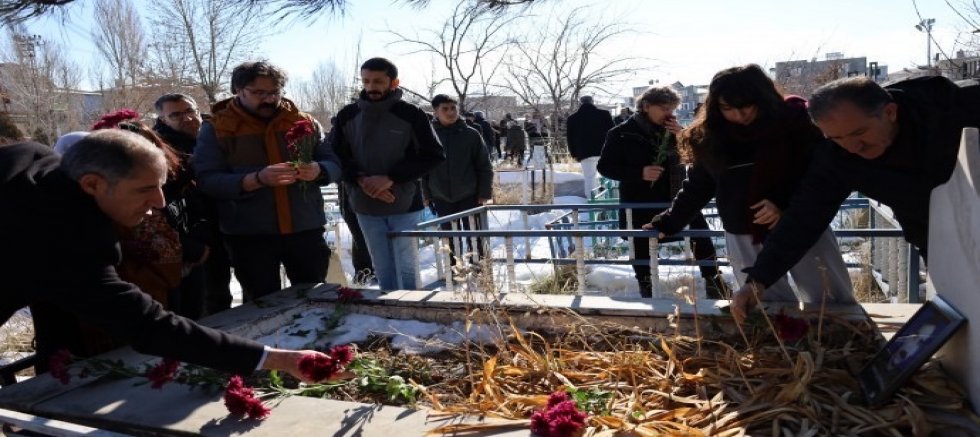 33 yıl önce katledilen Karaağar mezarı başında anıldı