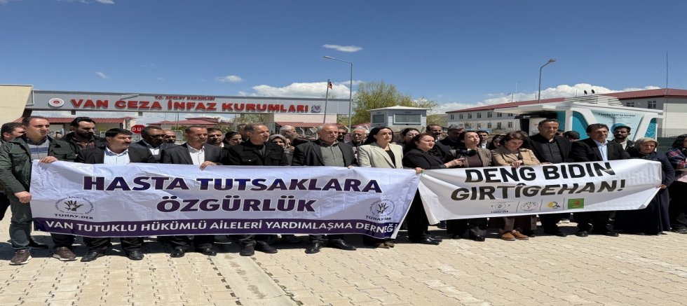DEM Parti Eş Genel Başkanı Van Cezaevi önünden seslendi !