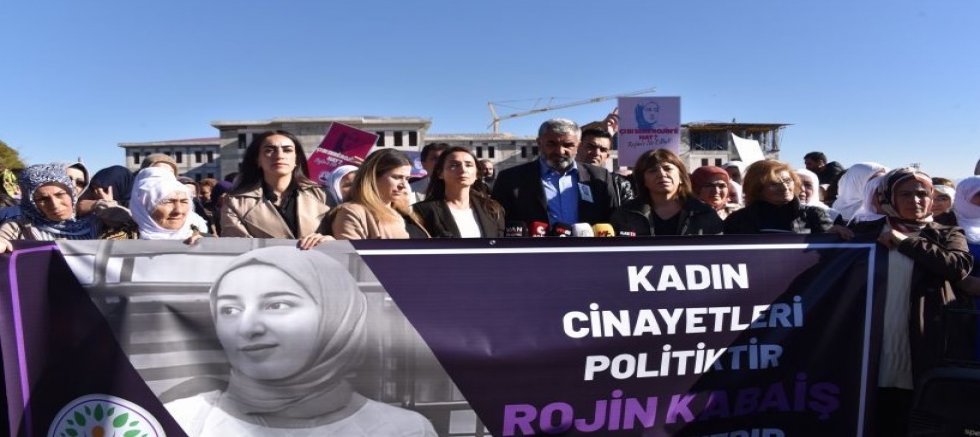 DEM Parti Eşgenelbaşkanı ve Eşsözcüsü Rojin Kabaiş eylemlerine destek için YYÜ’de
