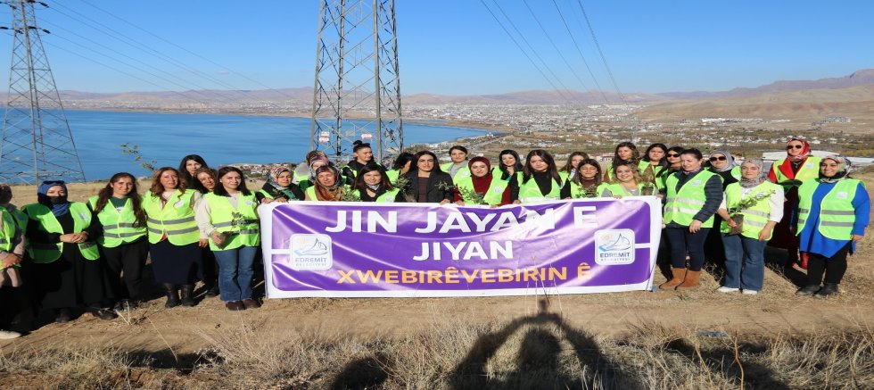 Edremit’te kadınlar meşenin yeşilini, gölün mavisiyle buluşturdu