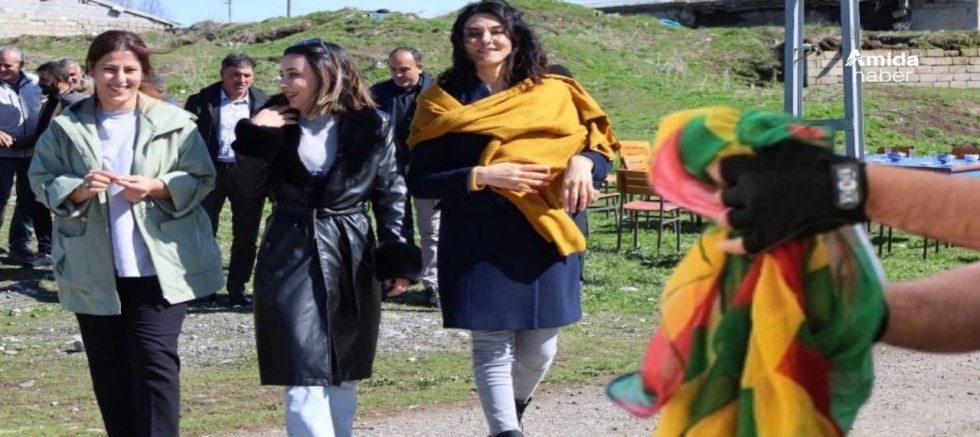 İki kadın sarı-kırmızı ve yeşil mendil gerekçesiyle tutuklandı