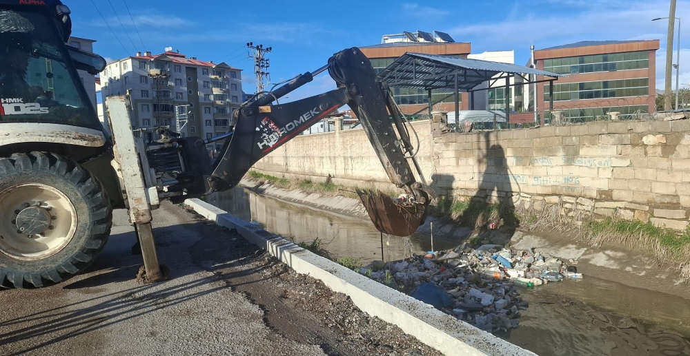 İpekyolu Belediyesi DSİ Sorumluluğunda Olan Şamran Kanalı Temizledi