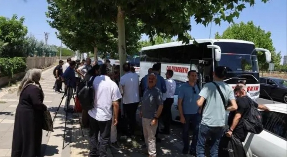PKK’nin Süleymaniye’de yapacağı silah bırakma töreni için Amed’den yola çıkıldı