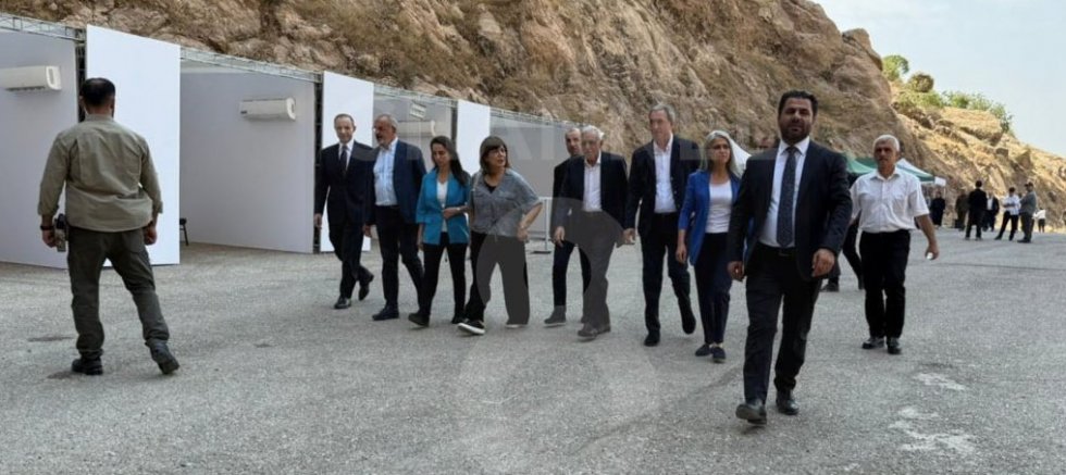 'Silah bırakma töreni' için PKK'liler ve heyetler alana ulaştı !