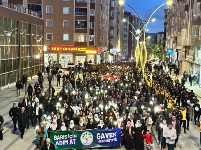 Van’da binler ‘Barış için adım at’ yürüyüşü düzenledi