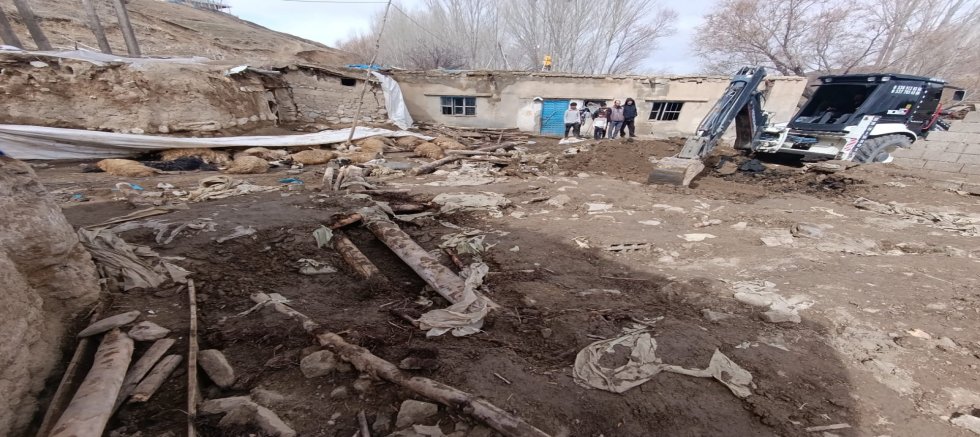 Van’da deprem sonrası ahırlar çöktü: Onlarca hayvan öldü