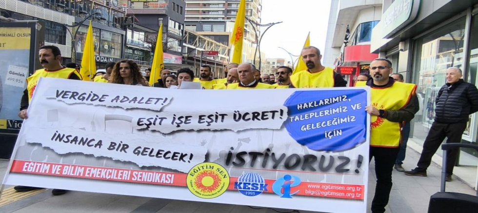 Van'da Eğitim-Sen 'Eşit İşe, Eşit Ücret' talebiyle basın açıklaması düzenledi 