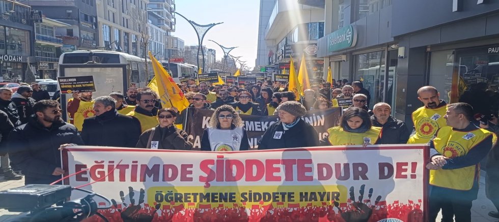Van’da eğitimciler okullardaki şiddet olaylarına karşı yürüdü !