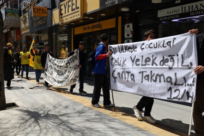 Van’da eğitimde şiddete karşı ‘İnsan Zinciri’