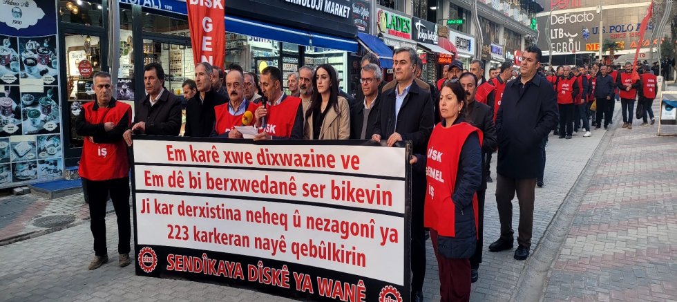 Van’da kayyum mağduru işcilerin eylemi sürüyor !