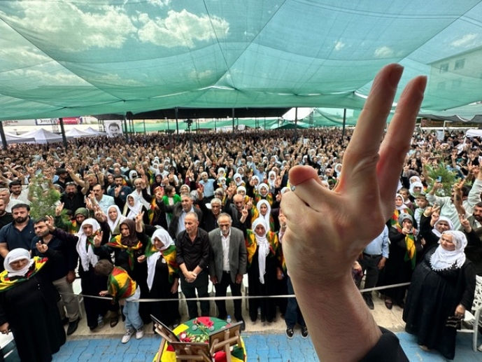 Van’da on binler 53 PKK’linin taziyesinde buluştu ! Taziye Barış mesajlarıyla sona erdi