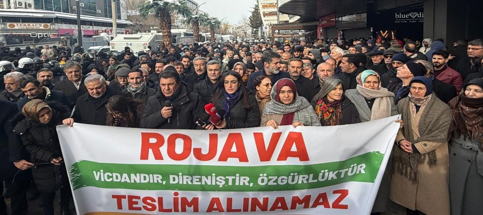 Van’’da Rojava protestoları bu gün de sürdü ! Yürüyüşe izin verilmedi