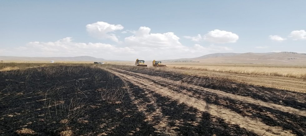 Van'da tarım arazisinde yangın! Onlarca dönüm buğday tarlası kül oldu 
