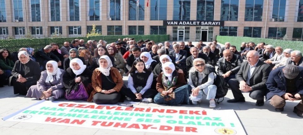 Van’da tutuklu aileleri adliye önünden seslendi: Barış için siyasi tutsaklar özgürlük