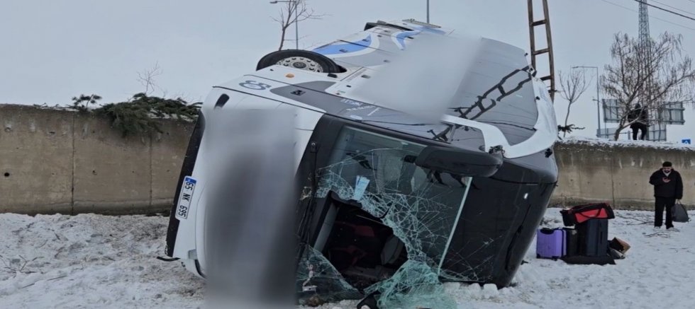 Van otobüsü kaza yaptı ! Çok sayıda yaralı