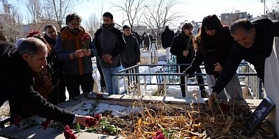 33 yıl önce katledilen Karaağar mezarı başında anıldı