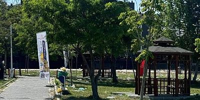 Van'da bakanlık festivali gerisinde çöp yığınları bırakarak başladı 