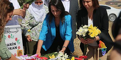 DEM Parti Eş Genel Başkanı Narin Güran'ın mezarını ziyaret etti 