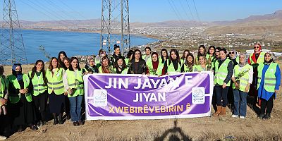 Edremit’te kadınlar meşenin yeşilini, gölün mavisiyle buluşturdu