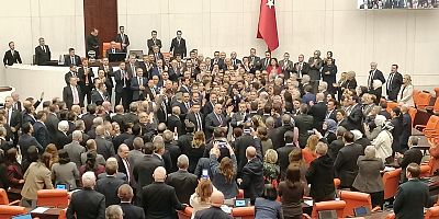 İki yeni bakanın yemin töreninde meclis karıştı 