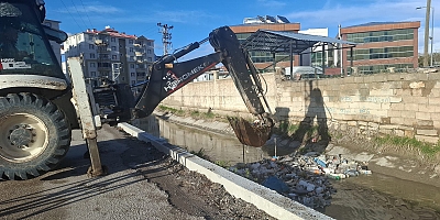 İpekyolu Belediyesi DSİ Sorumluluğunda Olan Şamran Kanalı Temizledi