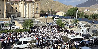 'İradeye saygı yürüyüşü' Hakkari'de Valiliği önünde tamamlandı 