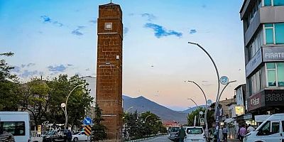Kayyum atanmasının ardından Muradiye ilçesinin yol su projeleri iptal edildi 