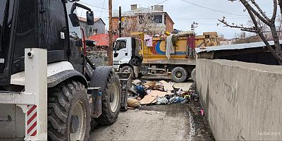 Tuşba'da bir evden iki kamyon çöp çıktı 
