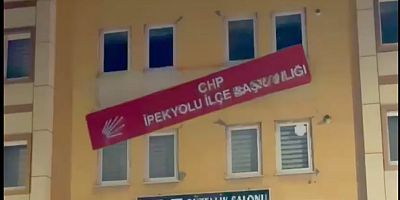 Van’da CHP levhaları sökülüp parçalandı !
