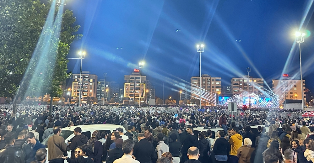 Türkiye tarihini en kalabalık konseri Diyarbakır’da gerçekleşti ! Koma Amed’i yüzbinler dinledi