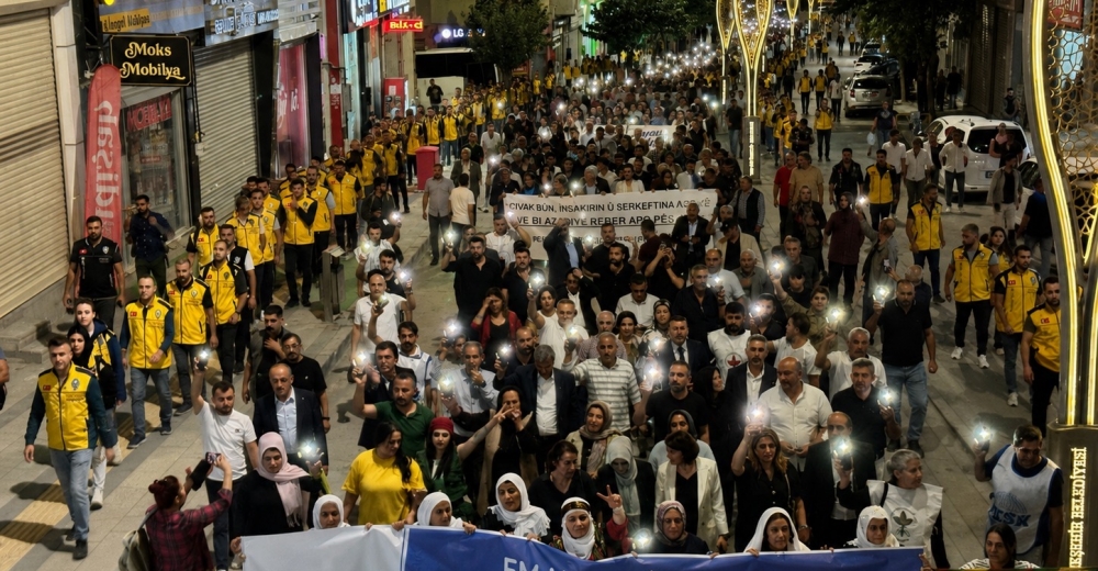 Van’da Binler Barışa Işık Tuttu !